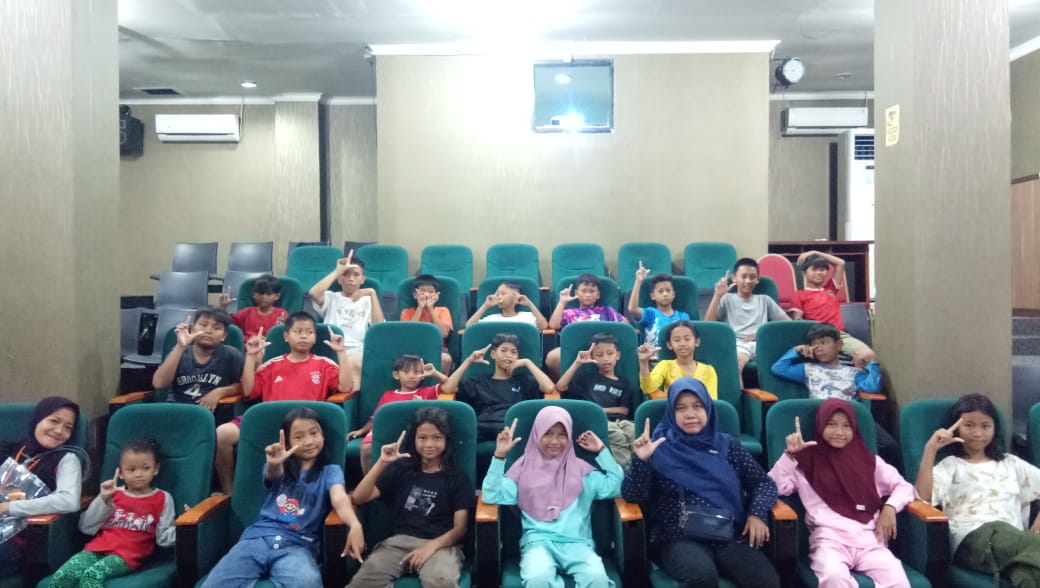 Menonton Film Edukasi